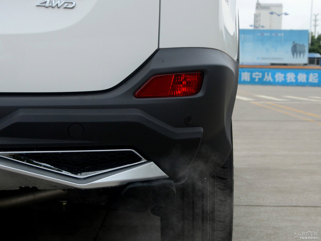 超級白RAV4榮放車尾外觀圖片
