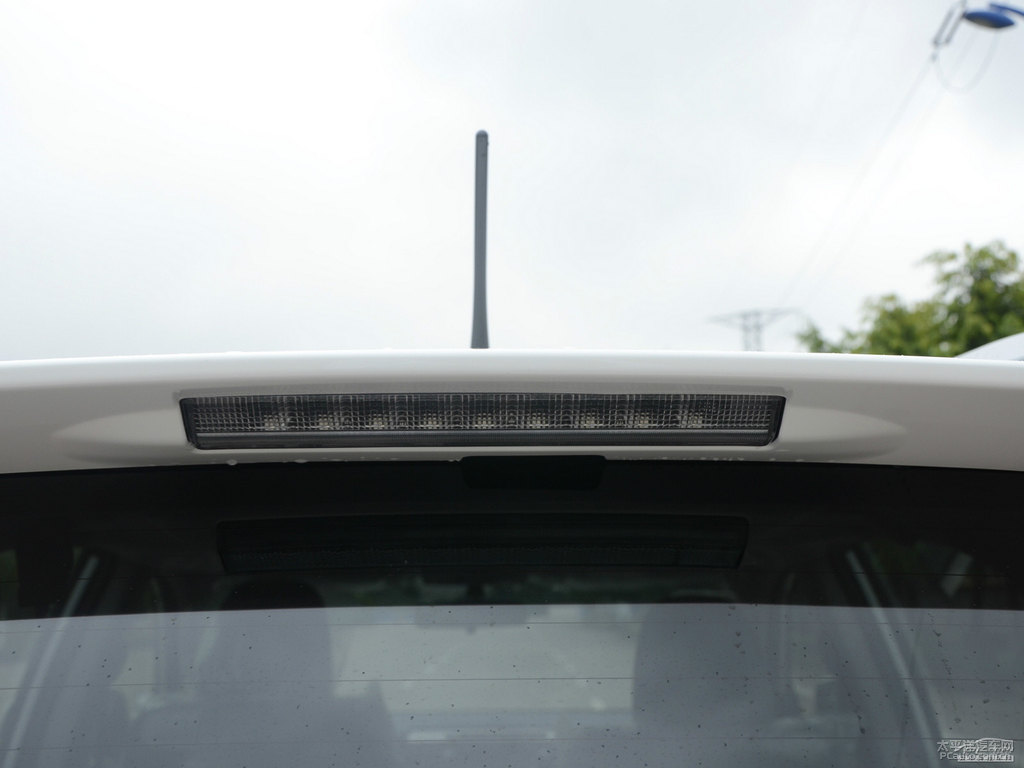 超級白RAV4榮放車尾外觀圖片