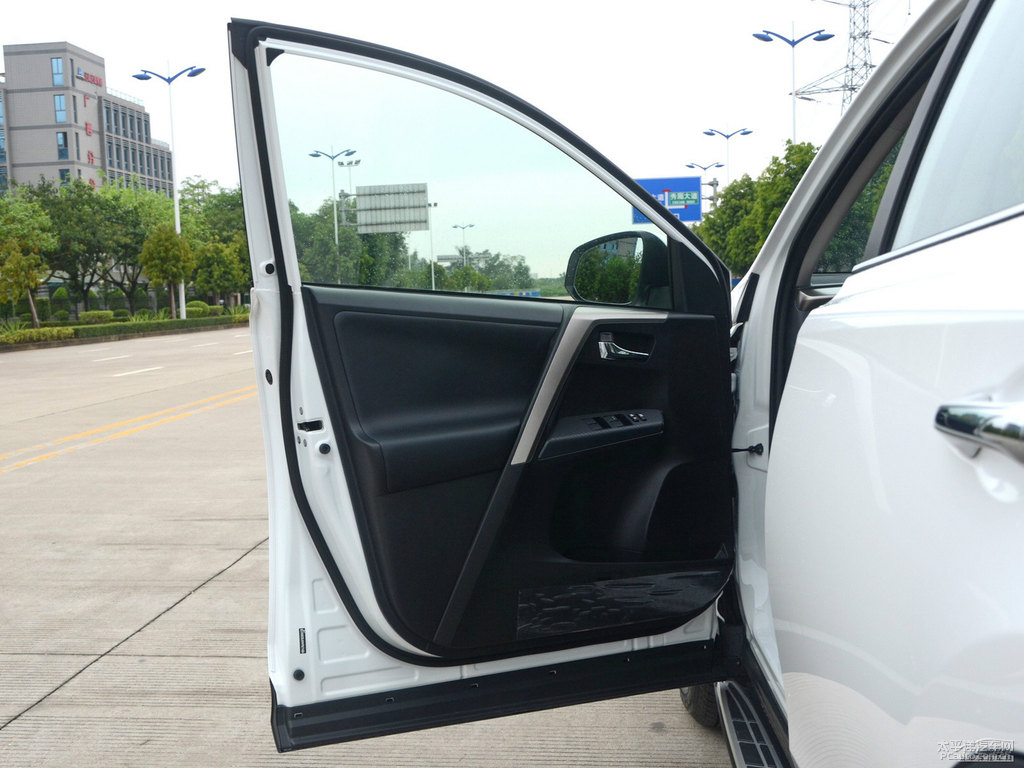 超級白RAV4榮放車廂內(nèi)飾圖片