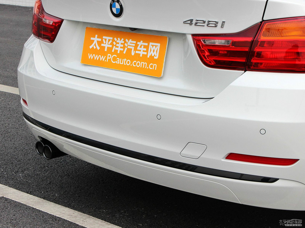 雪山白寶馬4系車尾外觀圖片