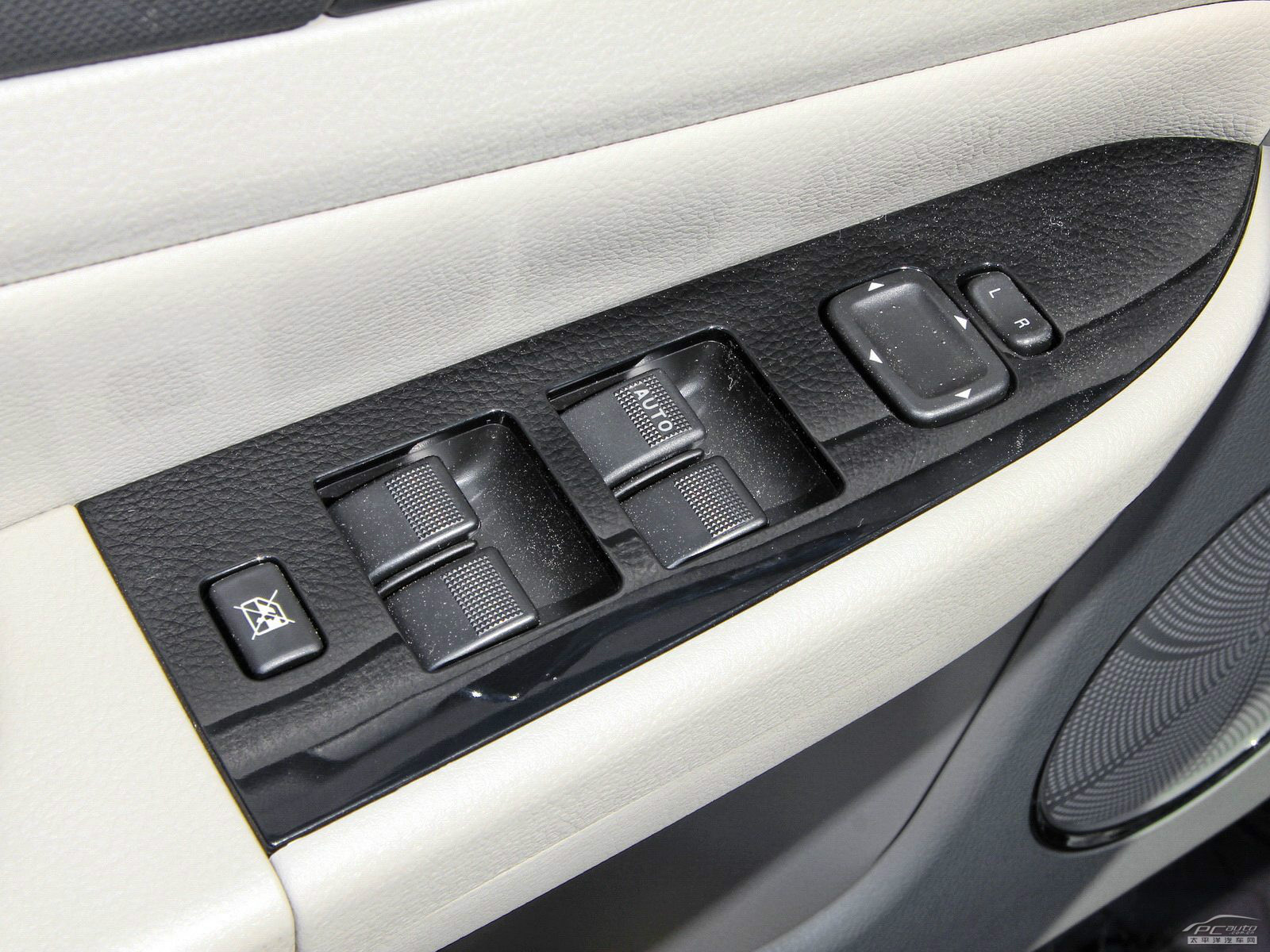 奔騰B50內(nèi)飾高清大圖