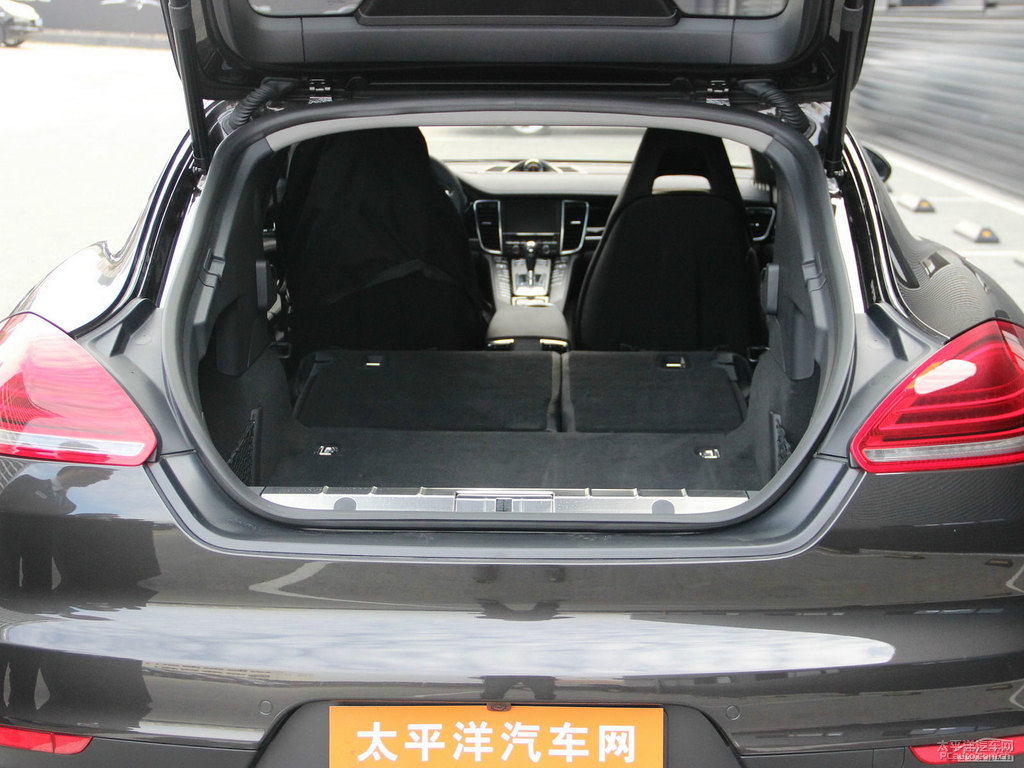 瑪瑙灰Panamera后備廂空間圖片