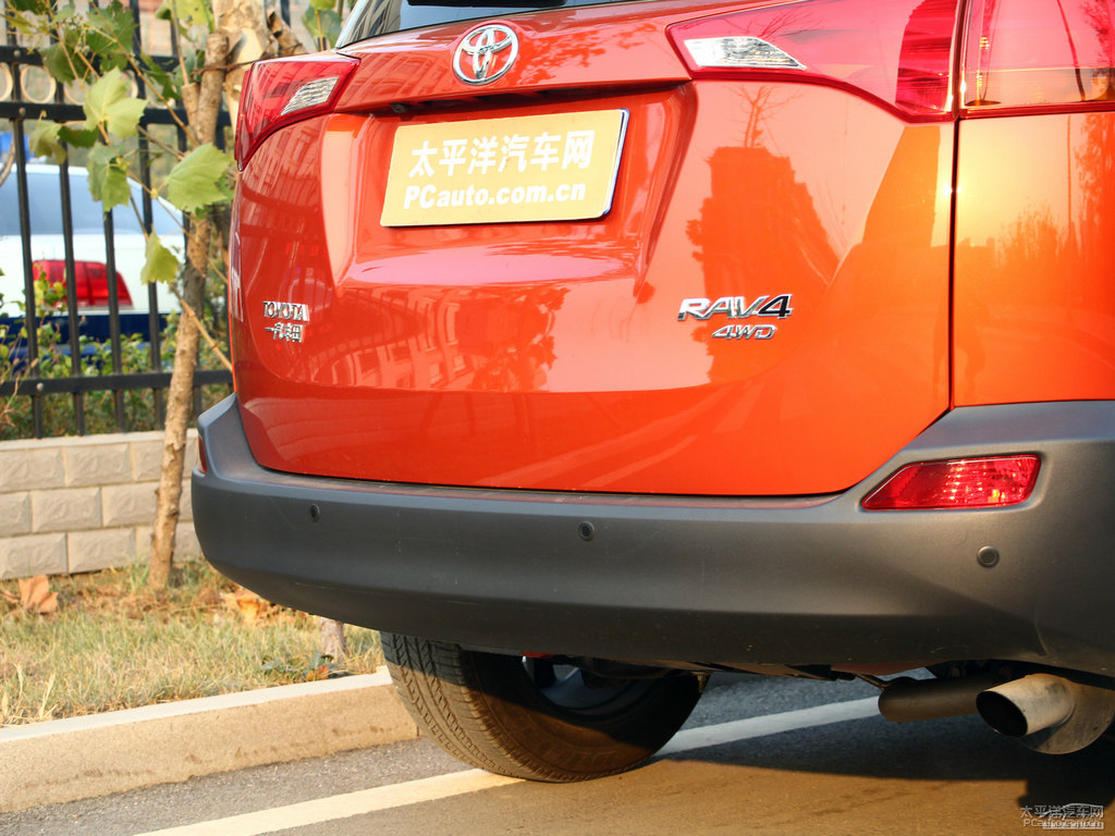 橙色RAV4榮放車尾外觀圖片