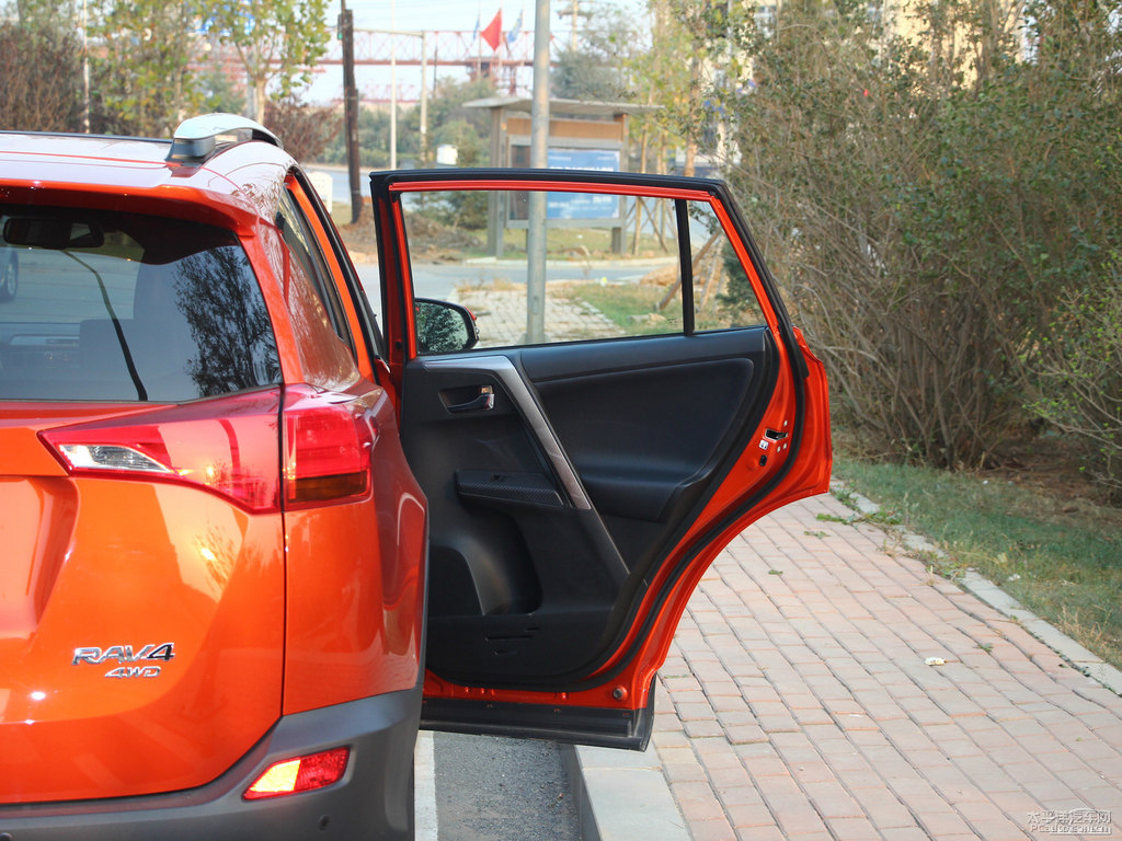 橙色RAV4榮放車廂內(nèi)飾圖片