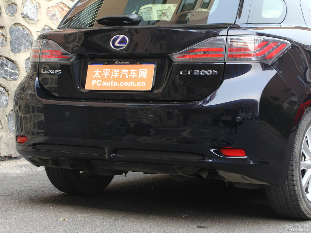 寶石黑雷克薩斯CT車尾外觀圖片