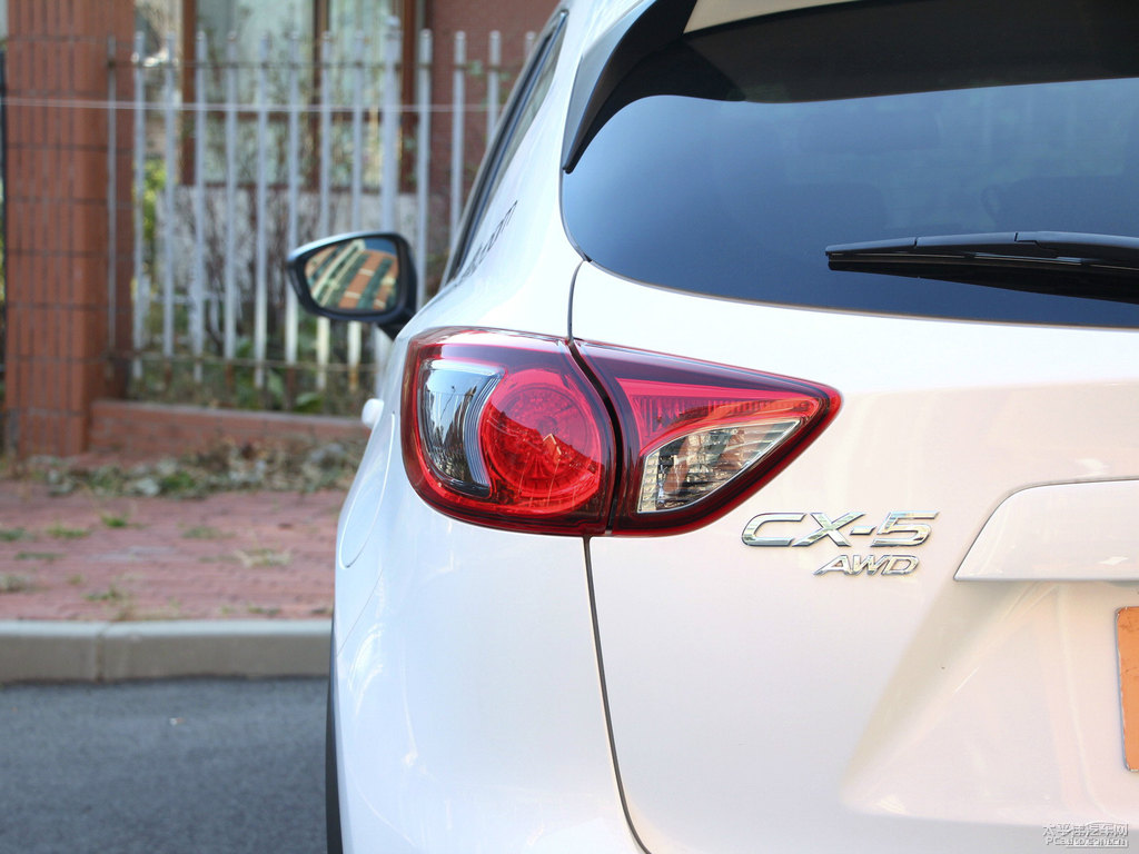 珠光白馬自達(dá)CX-5車(chē)尾外觀(guān)圖片