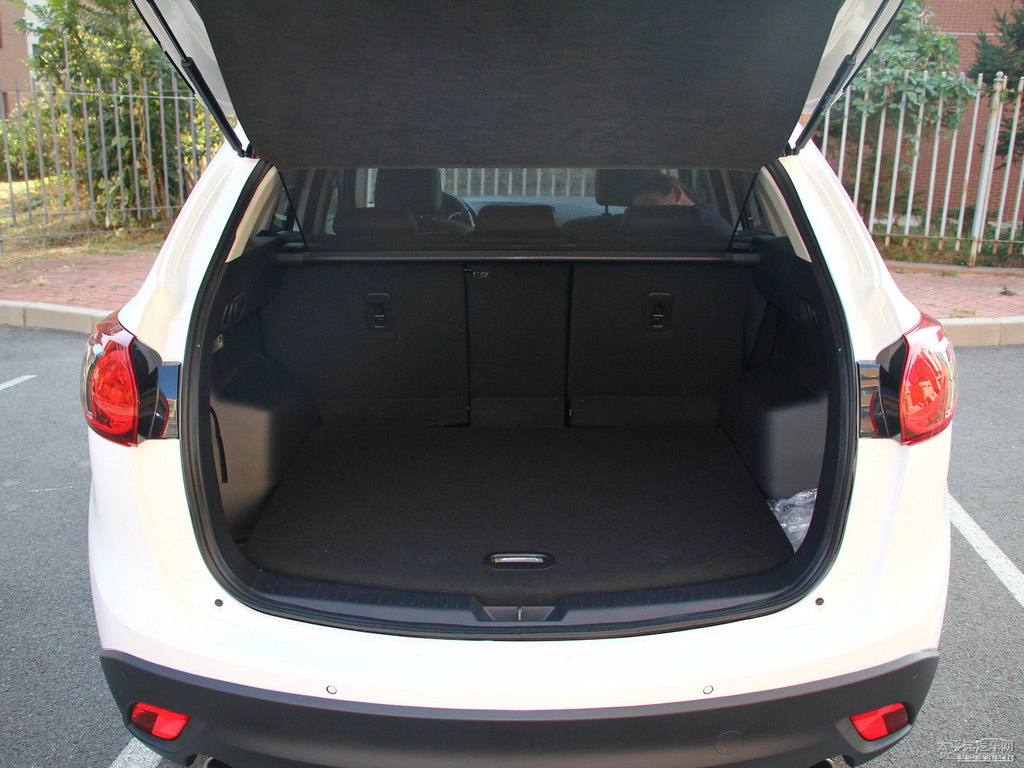 珠光白馬自達(dá)CX-5后備廂空間圖片
