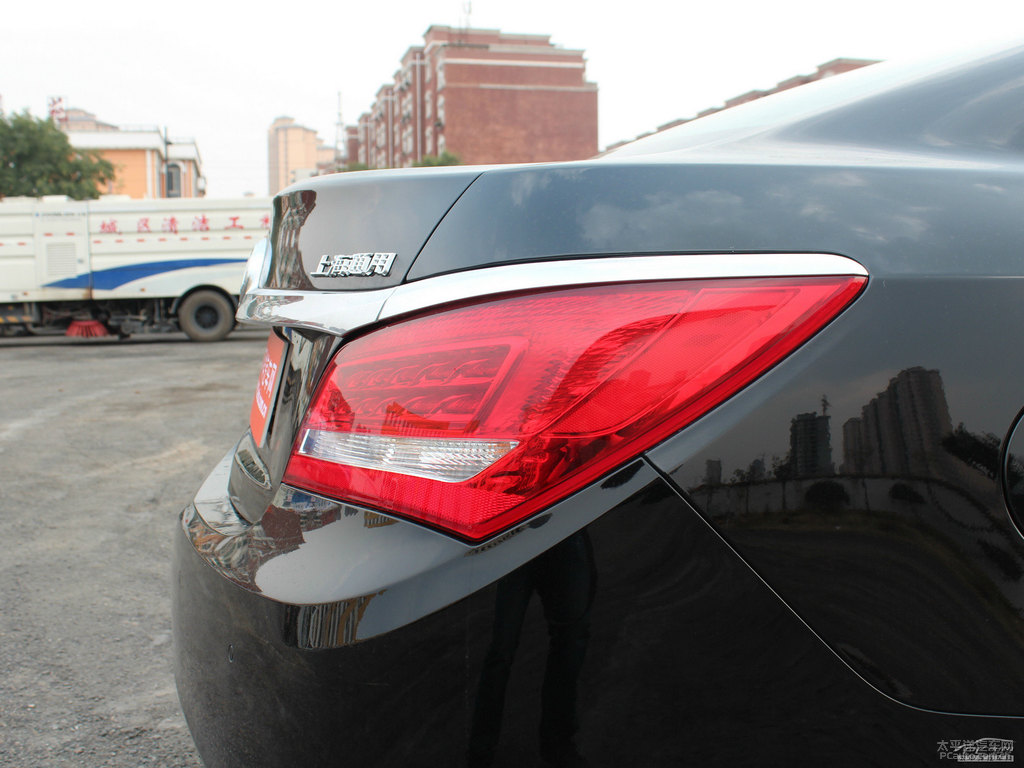墨玉黑君越車(chē)尾外觀(guān)圖片