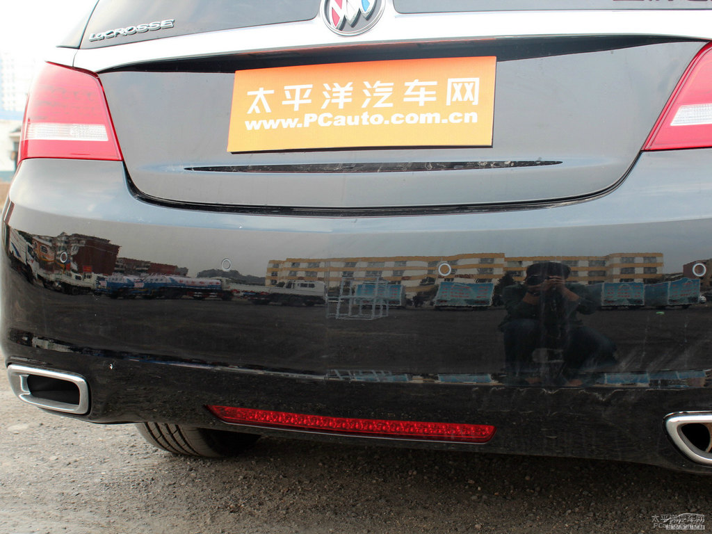 墨玉黑君越車尾外觀圖片