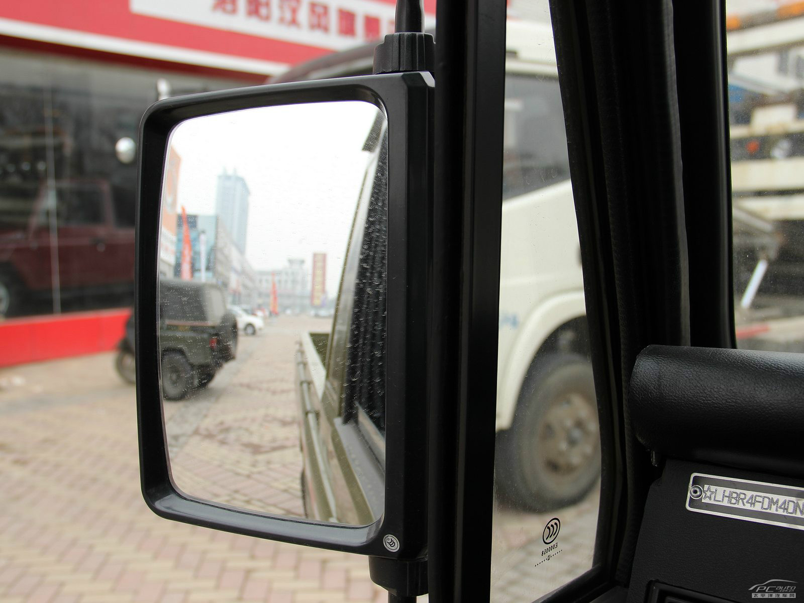 戰(zhàn)旗皮卡外觀高清大圖