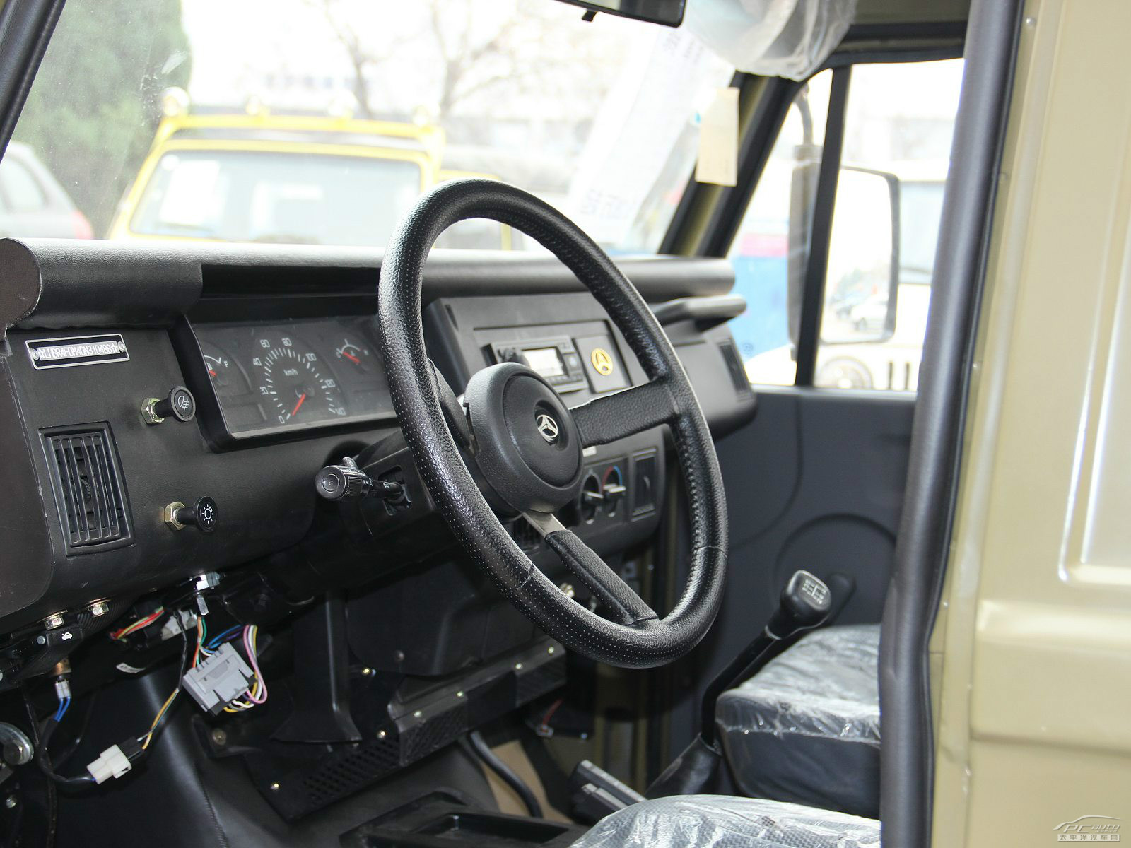 戰(zhàn)旗皮卡內(nèi)飾高清大圖