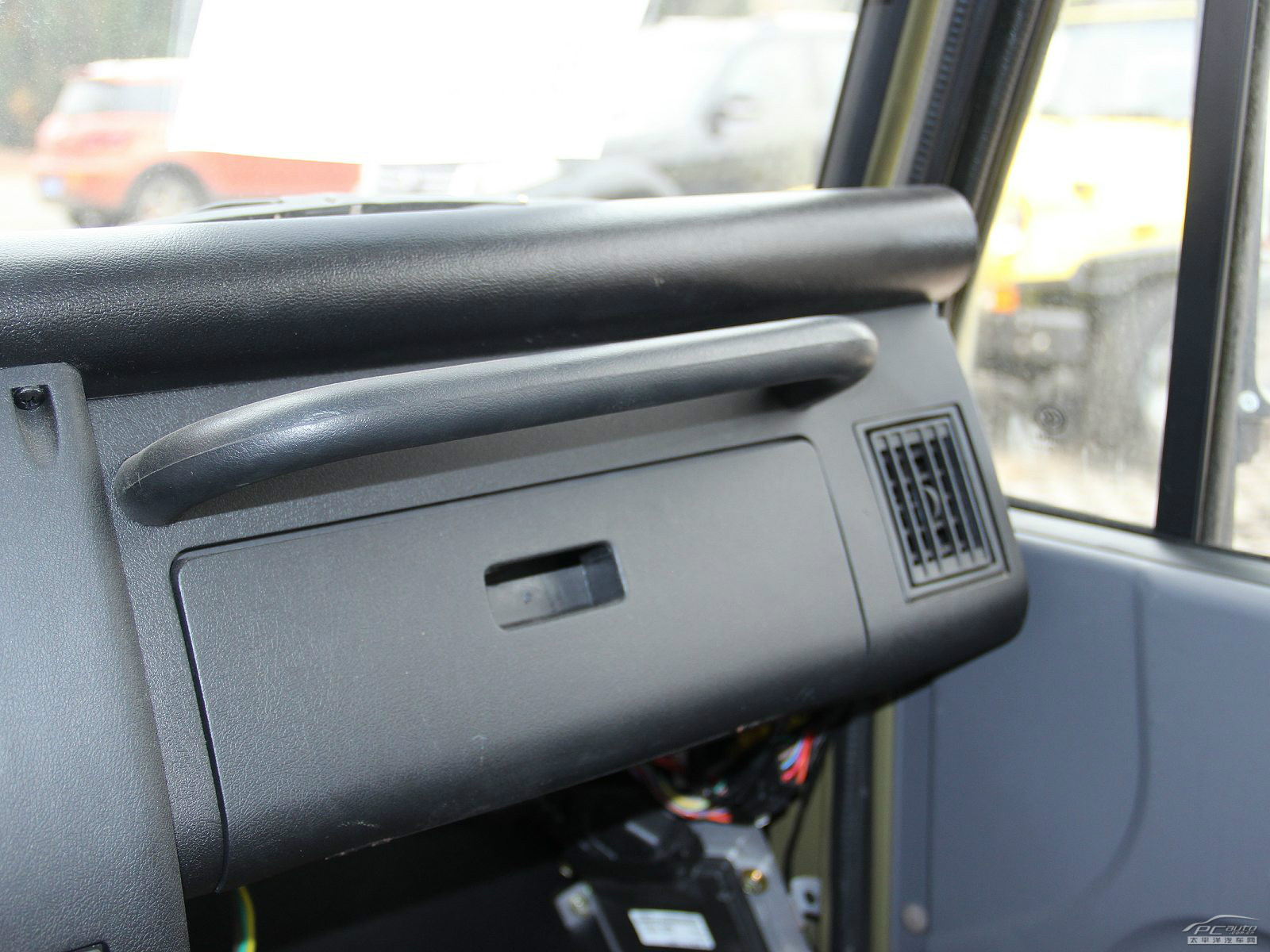 戰(zhàn)旗皮卡內(nèi)飾高清大圖