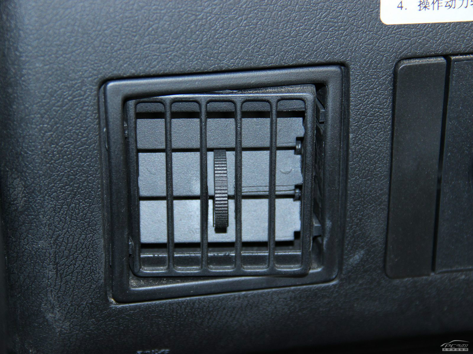 戰(zhàn)旗皮卡內(nèi)飾高清大圖