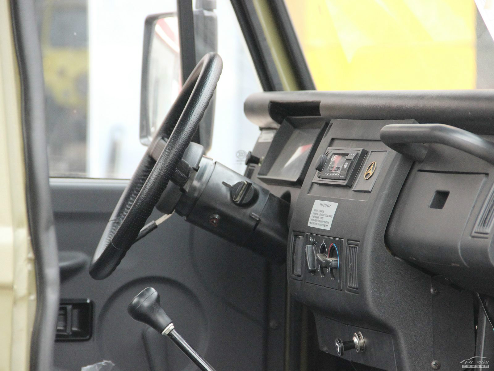 戰(zhàn)旗皮卡內(nèi)飾高清大圖