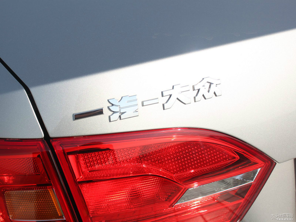 雅士銀速騰車尾外觀圖片