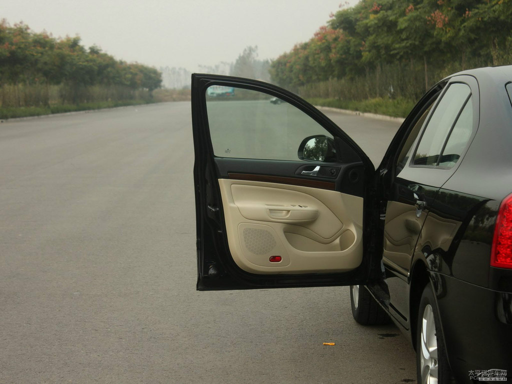 深黑明銳車廂內(nèi)飾圖片