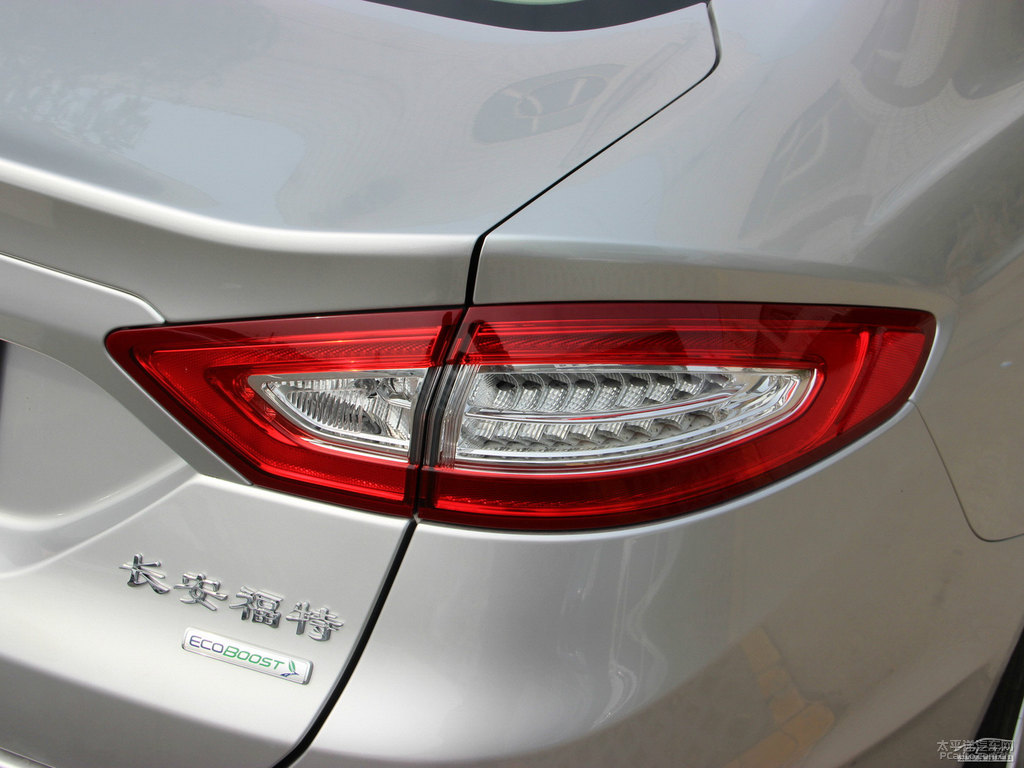 閃耀銀蒙迪歐車尾外觀圖片