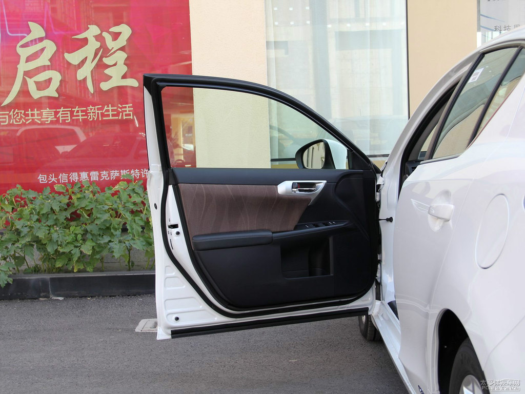 珍珠白雷克薩斯CT車廂內(nèi)飾圖片