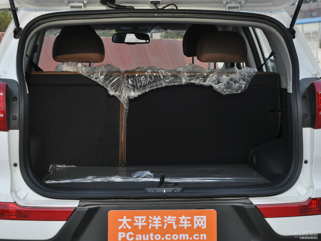透明白智跑后備廂空間圖片