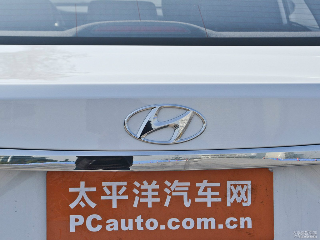 水晶白名圖車尾外觀圖片
