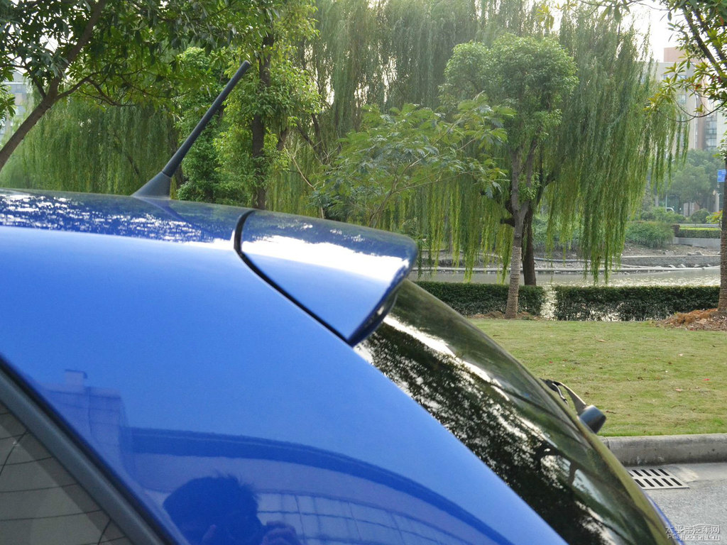 魅光藍(lán)大眾Polo車尾外觀圖片