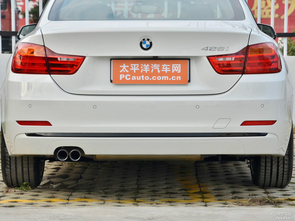 雪山白寶馬4系車尾外觀圖片