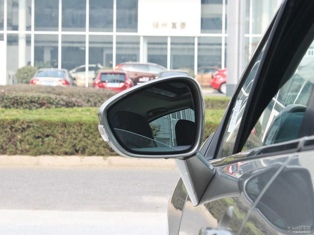 皓月灰標致408車身外觀圖片