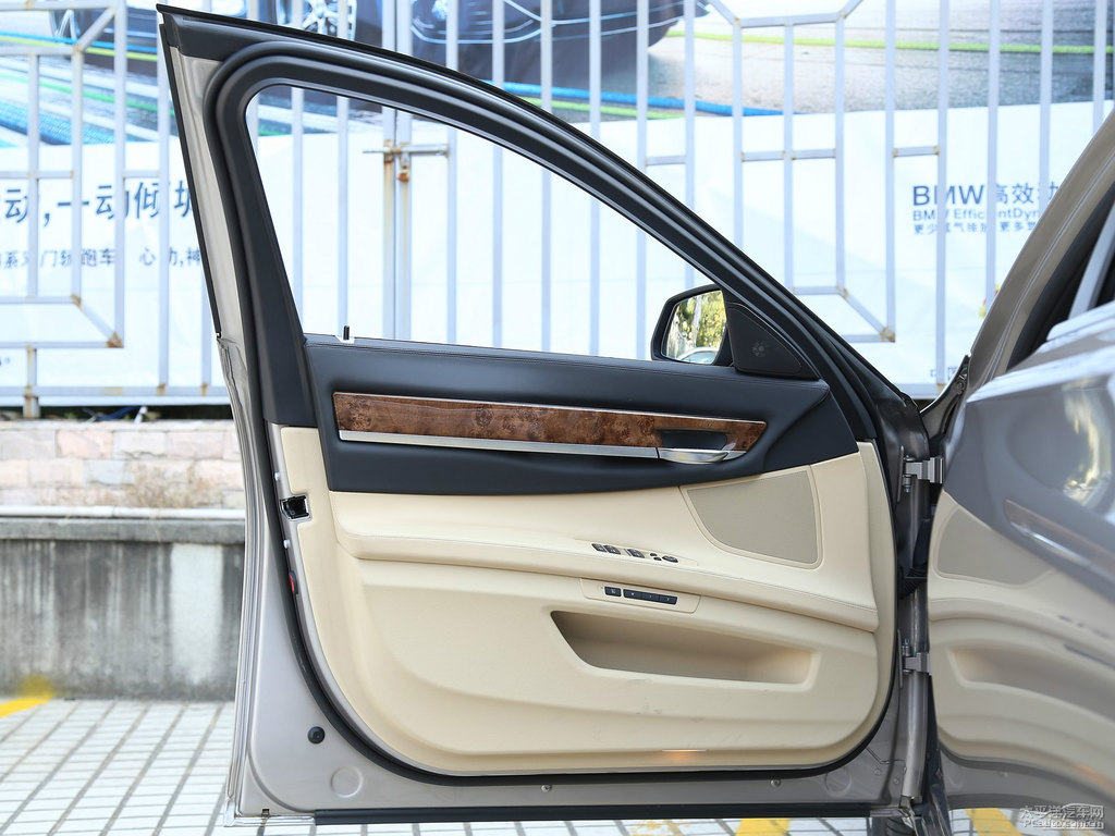 米蘭諾米寶馬7系車廂內(nèi)飾圖片