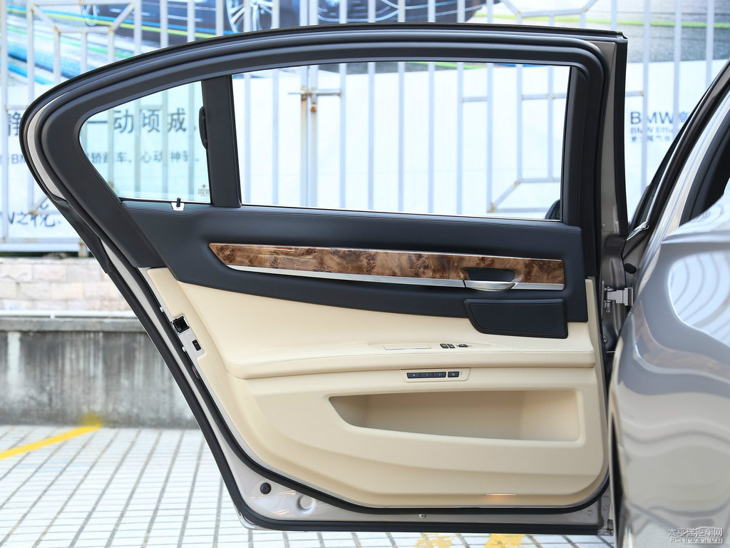 米蘭諾米寶馬7系車廂內(nèi)飾圖片