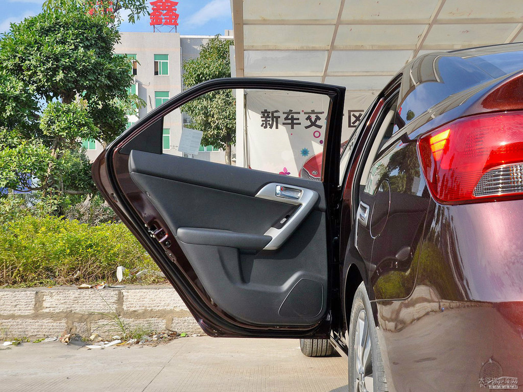 暗櫻紅福瑞迪車廂內(nèi)飾圖片