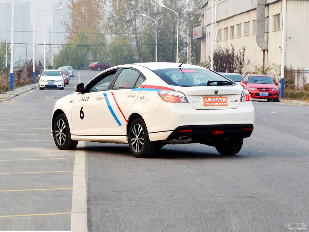 圣峰白MG6整車外觀外觀圖片