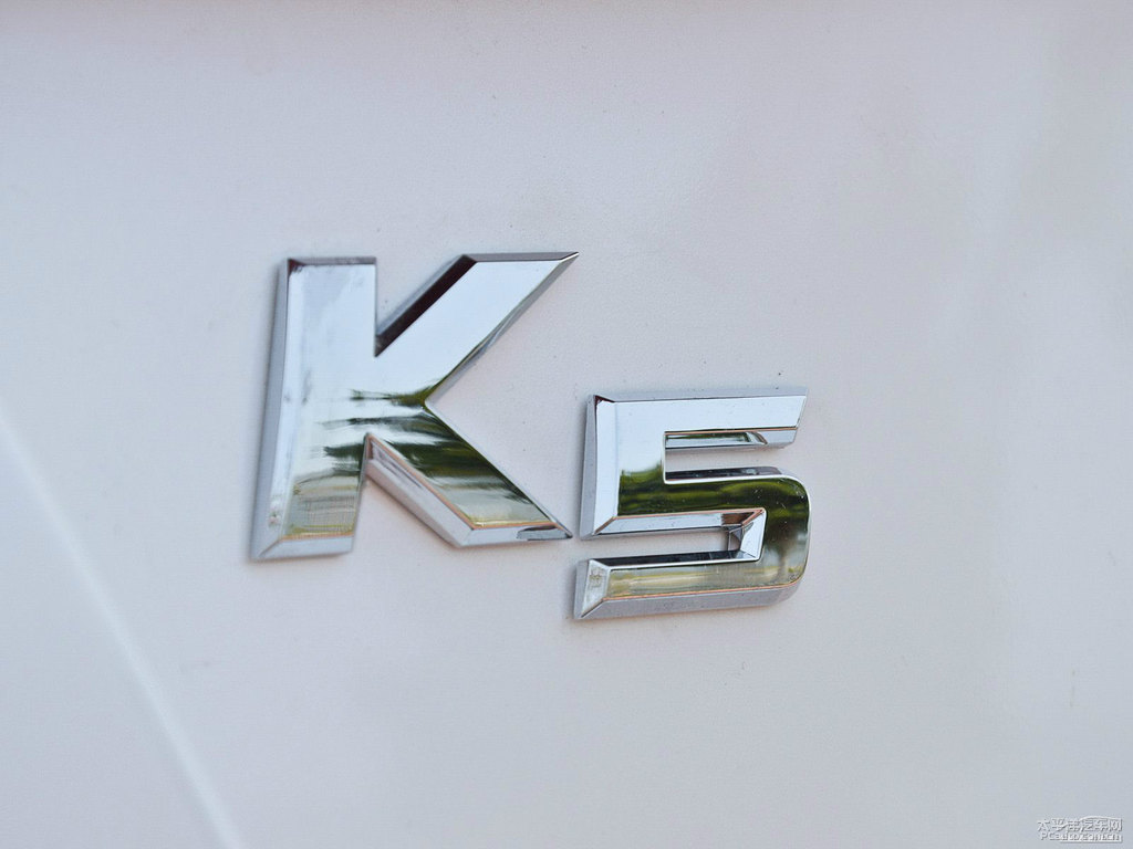 珍珠白起亞K5凱酷車尾外觀圖片