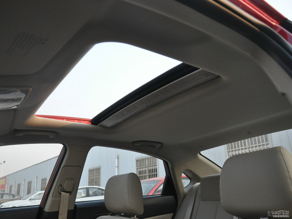 寶石紅逸動車廂內(nèi)飾圖片