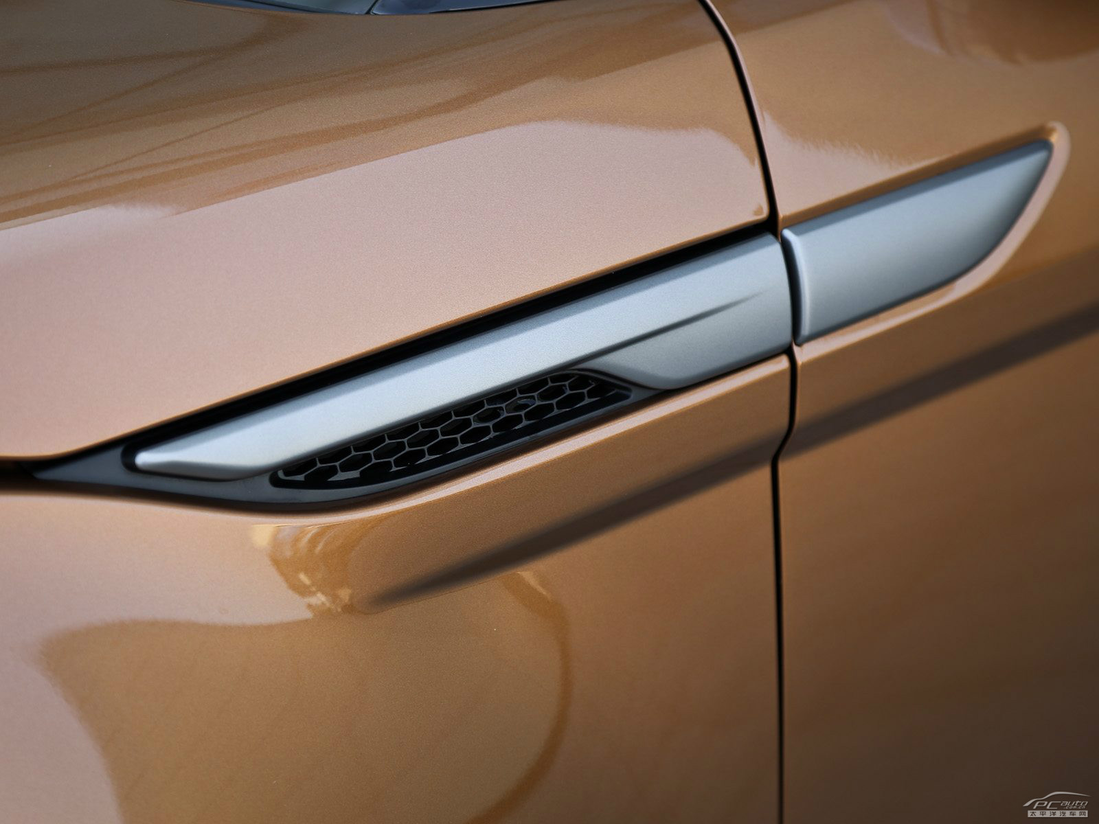 攬勝極光(進(jìn)口)外觀高清大圖