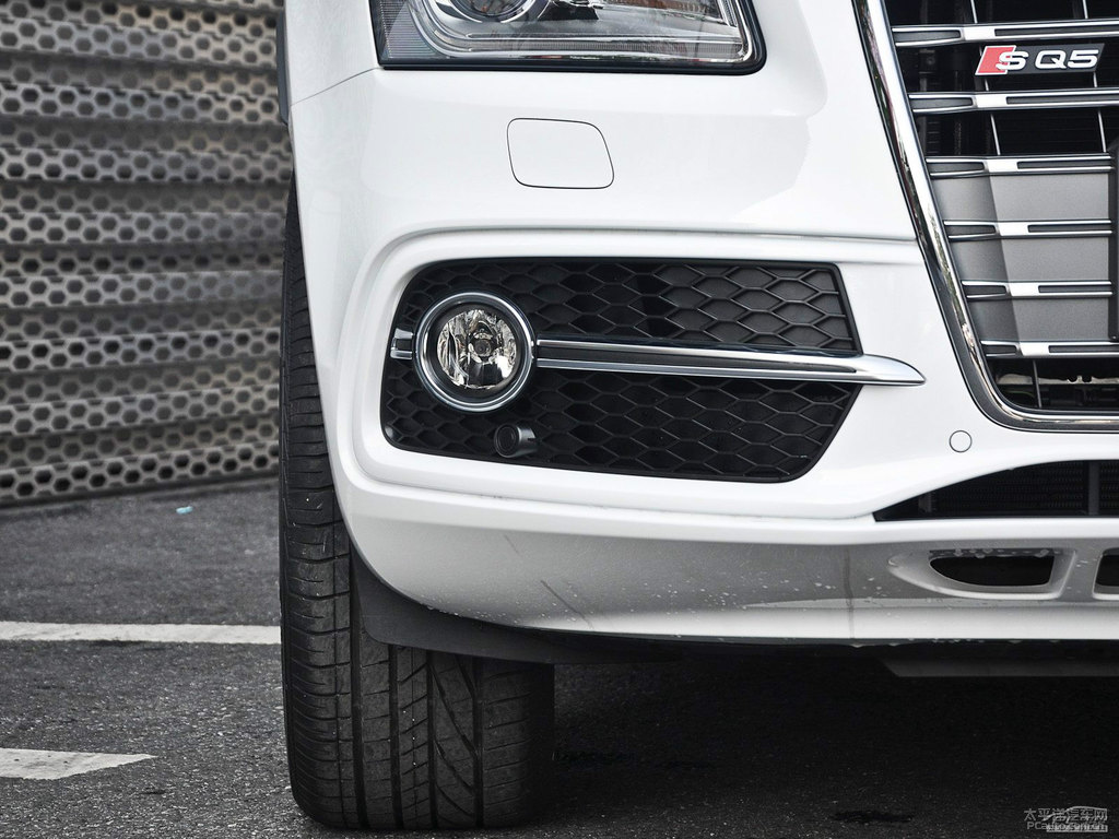 朱鷺白奧迪SQ5車(chē)頭外觀圖片
