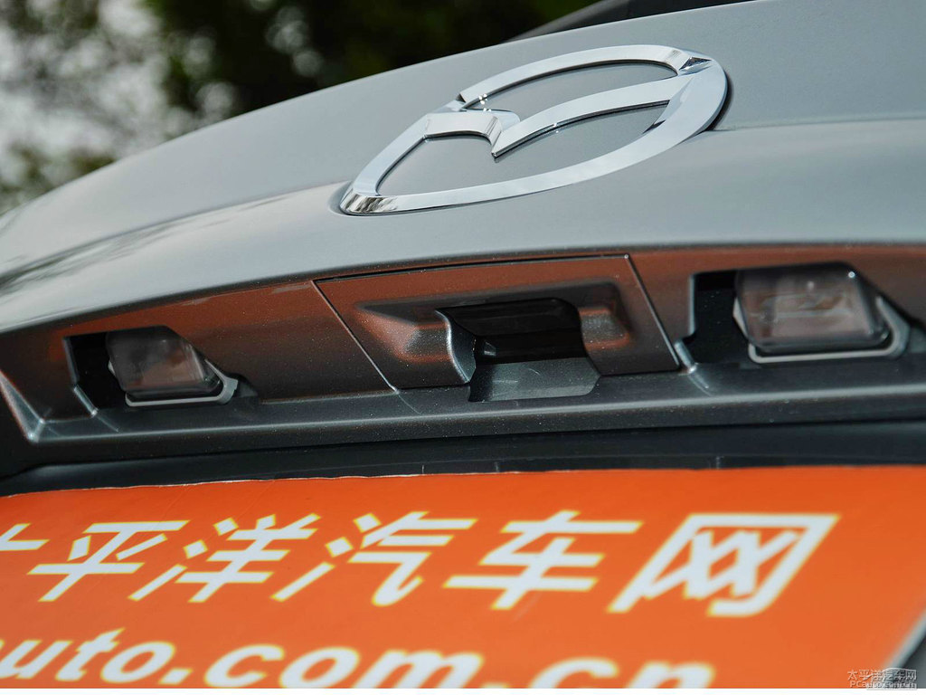 炫亮銀馬自達(dá)CX-5車尾外觀圖片