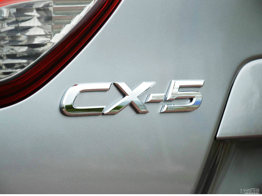 炫亮銀馬自達(dá)CX-5車尾外觀圖片