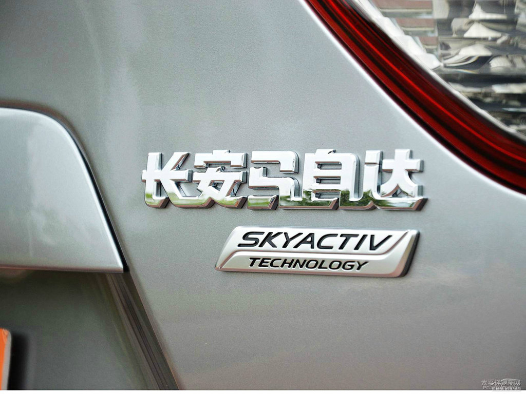 炫亮銀馬自達(dá)CX-5車尾外觀圖片