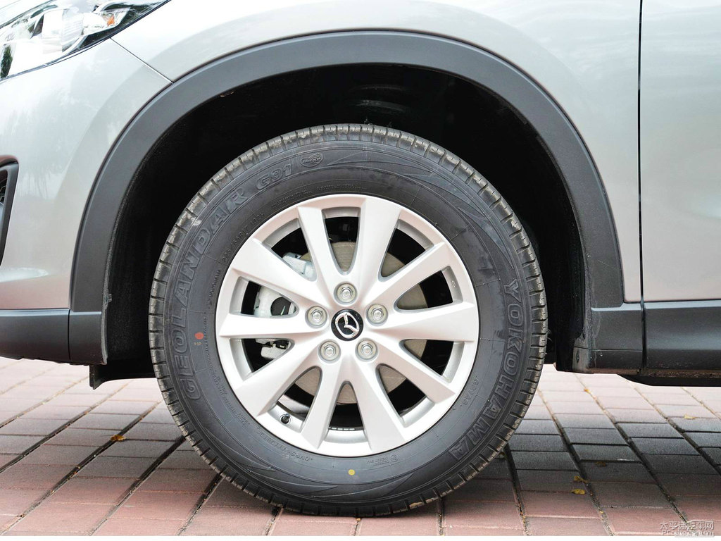 炫亮銀馬自達(dá)CX-5車身外觀圖片
