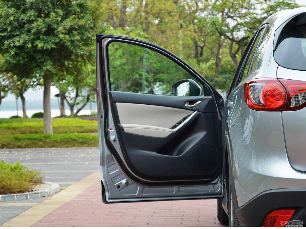 炫亮銀馬自達(dá)CX-5車廂內(nèi)飾圖片