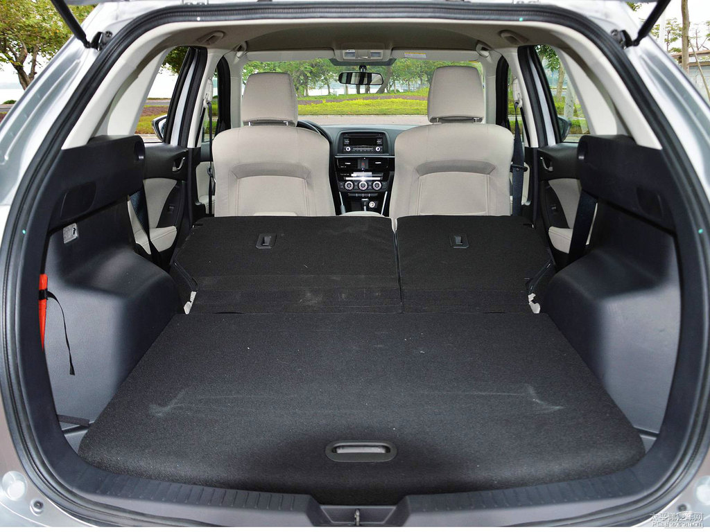 炫亮銀馬自達(dá)CX-5后備廂空間圖片