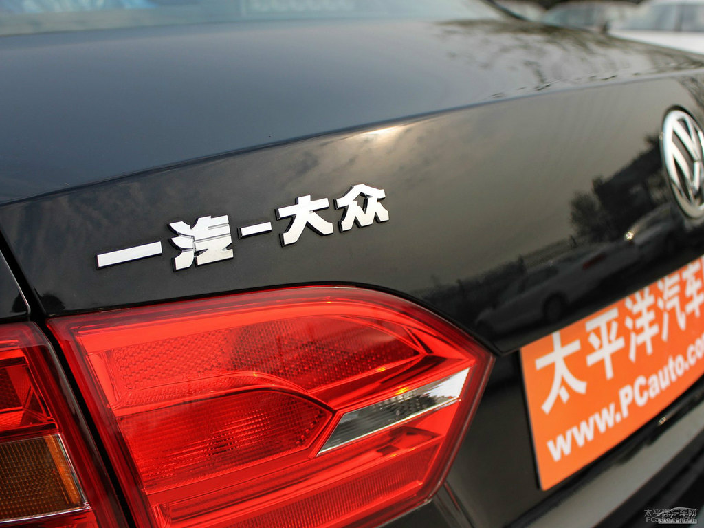 深黑速騰車尾外觀圖片