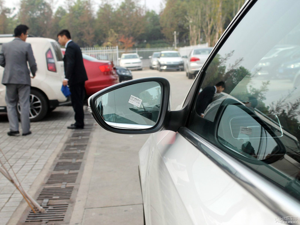 糖果白速騰車身外觀圖片