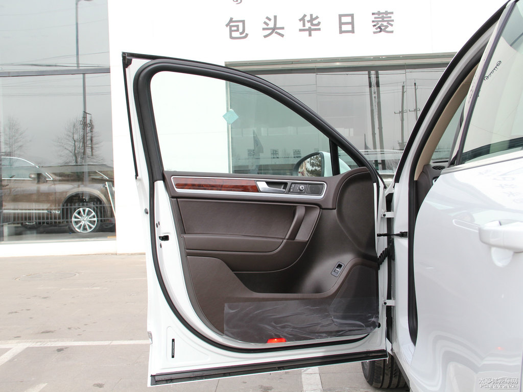 大理石白途銳車廂內飾圖片