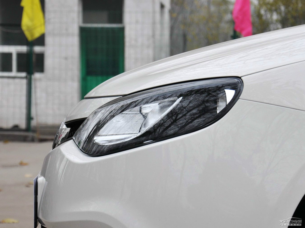 圣峰白MG6車頭外觀圖片