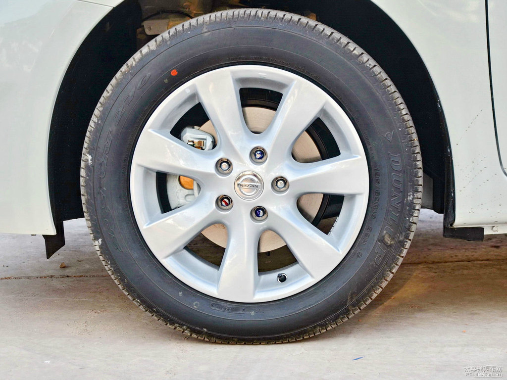 象牙白騏達車身外觀圖片