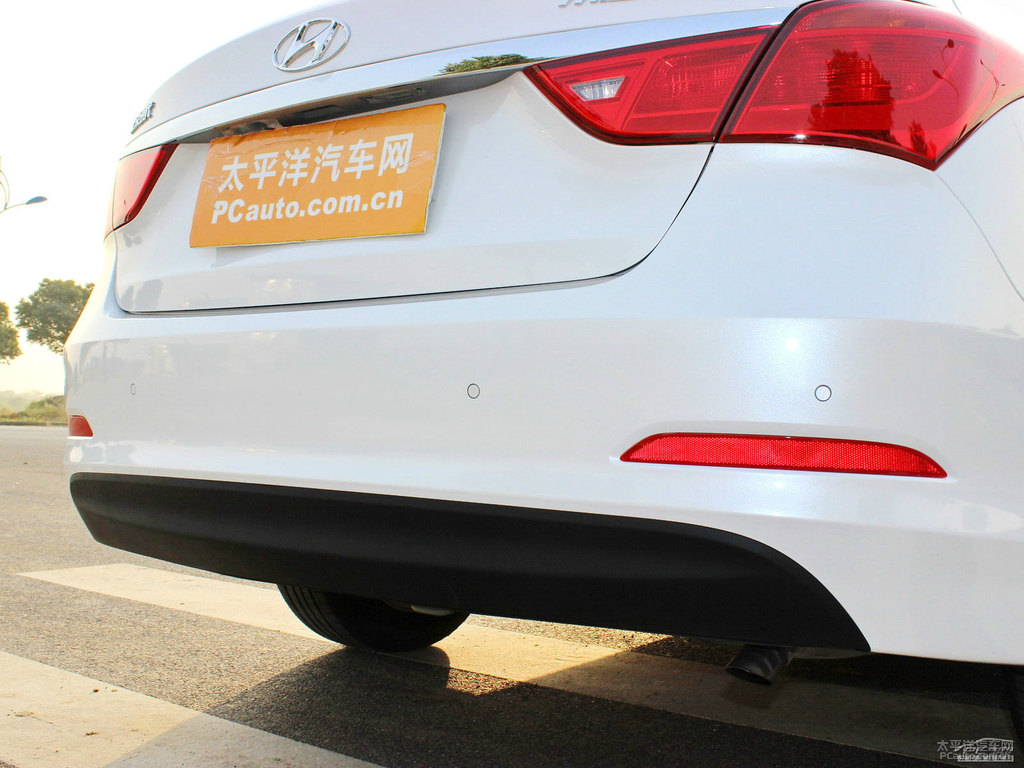 水晶白名圖車尾外觀圖片
