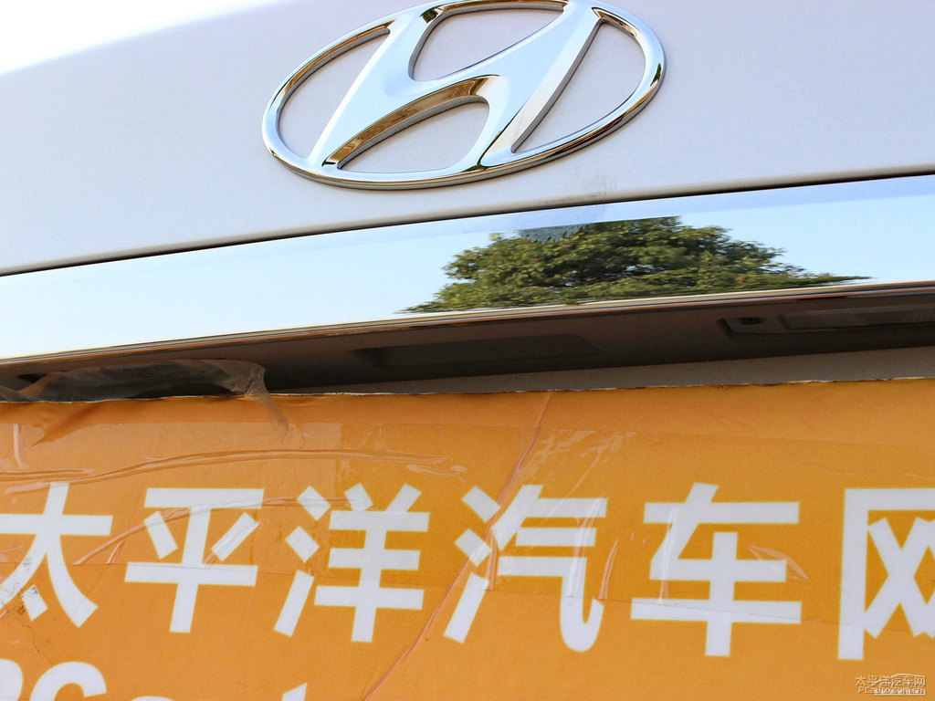 水晶白名圖車尾外觀圖片