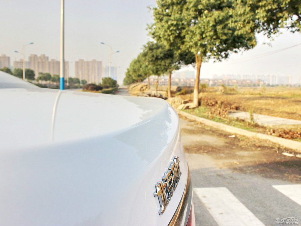 水晶白名圖車尾外觀圖片