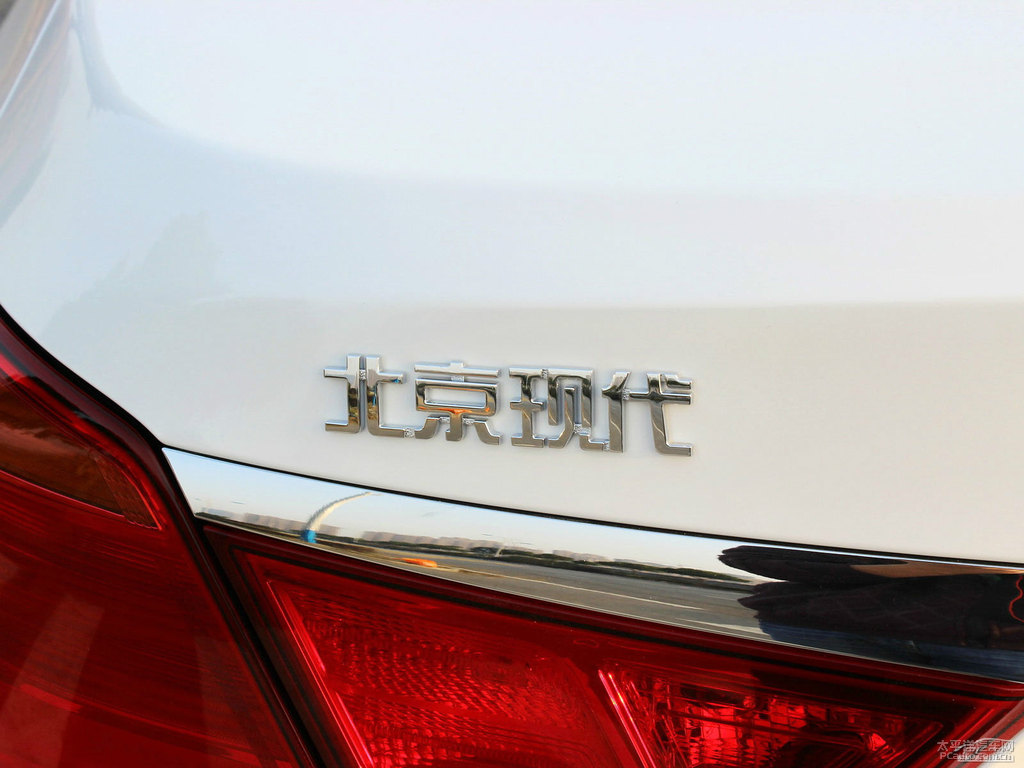 水晶白名圖車尾外觀圖片